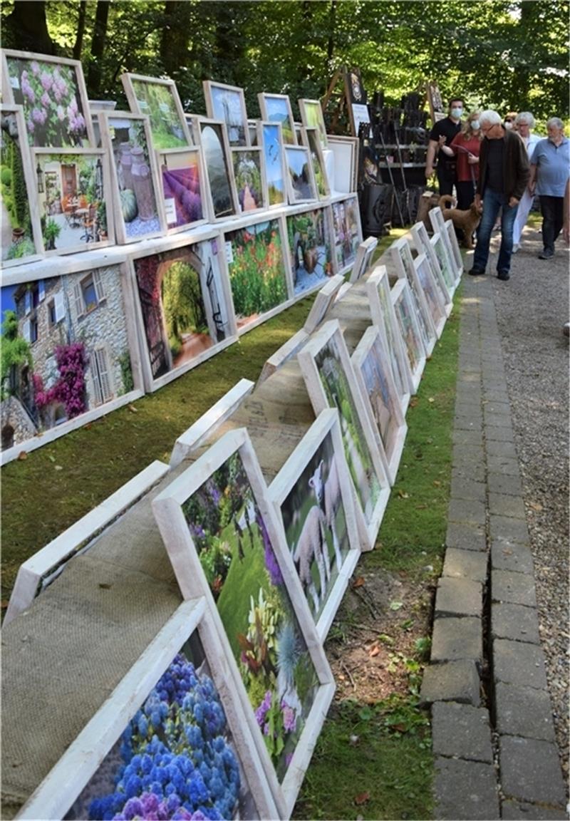 Bilder, die ruhig draußen hängen können: Diese Gemälde sind wetterfest .
