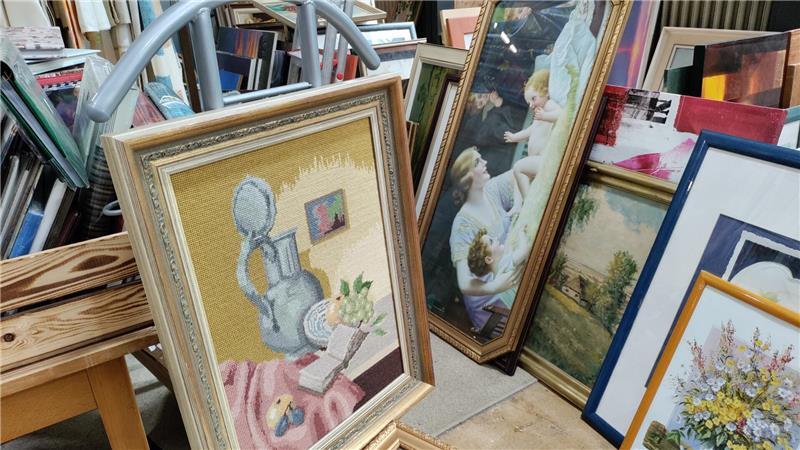 Dirk und Marinas Flohmarkthalle in Stade: Ein Paradies für Trödel-Fans Bilder und Bilderrahmen stapeln sich in einer Abteilung.