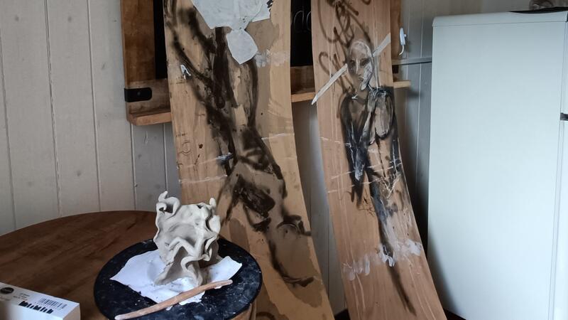 Übernachten im Stader Hafen: So wohnt es sich auf der Alsterschute Bilder und Skulpturen von Natalia Pedernera gibt es an Bord der Alsterschute zu entdecken.