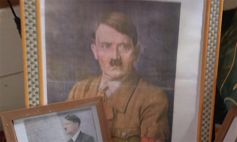 Bilder von Adolf Hitler in Uniform und dem Hakenkreuz stellen eine Straftat dar, wenn sie öffentlich zum Verlauf angeboten werden, so eine Enschätzung eines Beamten. 