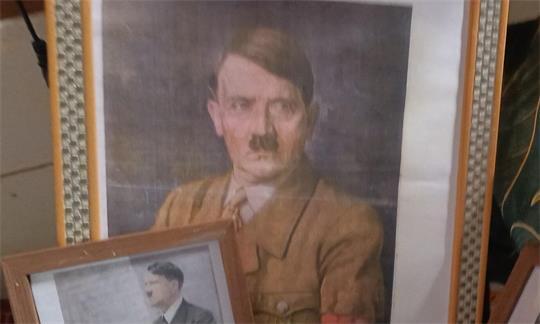 Bilder von Adolf Hitler in Uniform und dem Hakenkreuz stellen eine Straftat dar, wenn sie öffentlich zum Verlauf angeboten werden, so eine Enschätzung eines Beamten. 