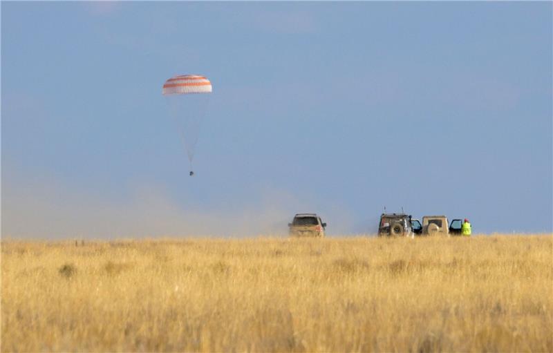 Raumfahrer aus USA und Russland zurück aus dem Weltall Bilderbuchlandung: Die Raumkapsel Sojus MS-23 setzt in der Steppe Kasachstans auf.