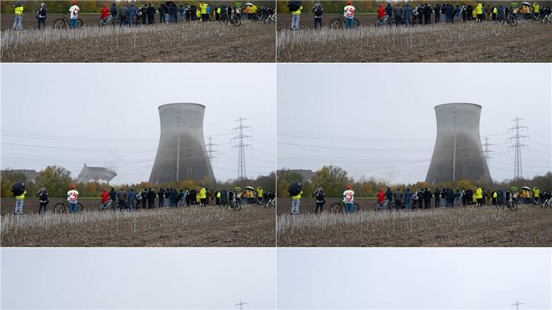 Bildkombo der Kühlturm-Sprengung in Gundremmingen.
