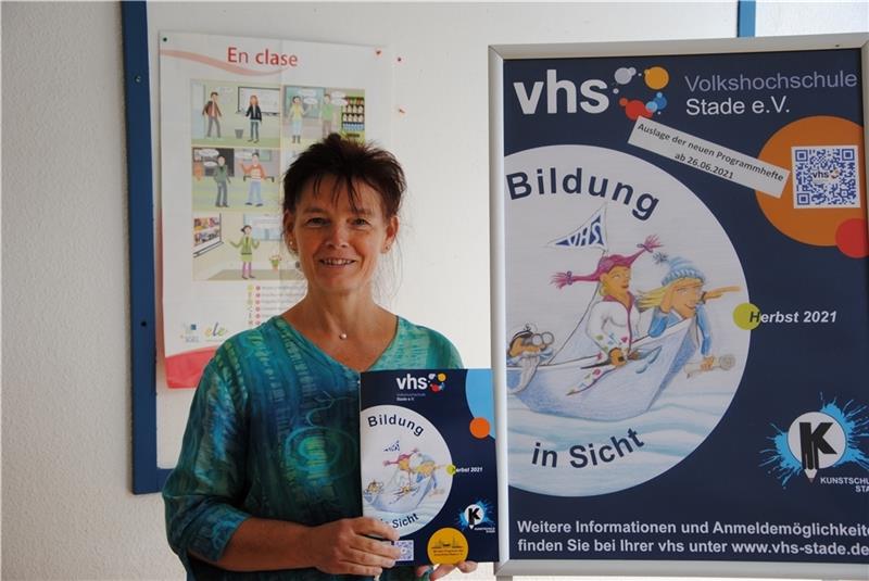 Bildung in Sicht und im Herbst geht es los: VHS-Leiterin Katja Buse zeigt das neue Programmheft. Foto: Stief