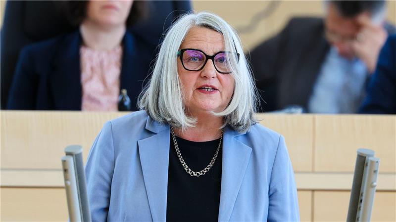 Schleswig-Holstein will aktuelle Ferienregelung behalten Bildungsministerin Dorit Stenke steht zum Kompromiss der Länder zu den Sommerferien. (Archivbild)