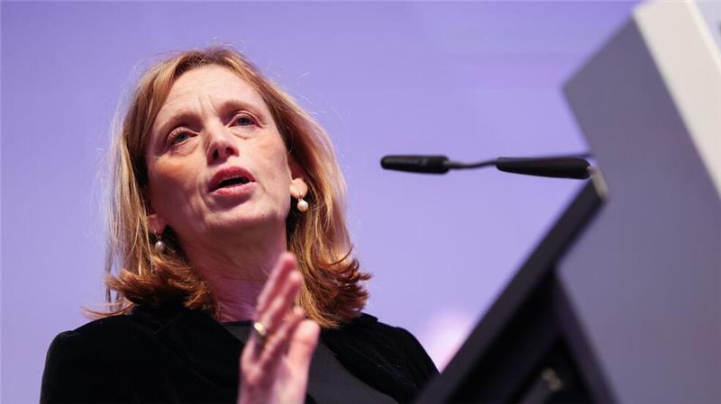 Land streicht Stunden an weiterführenden Schulen Bildungsministerin Karin Prien (CDU) kürzt in Schleswig-Holstein die Kontingentstundentafel. (Archivbild)