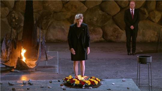 Bildungsministerin Karin Prien (CDU) legt in der Halle der Erinnerung in der Holocaust-Gedenkstätte Yad Vashem einen Kranz vor der ewigen Flamme nieder. Prien befindet sich zu einem offiziellen Besuch in Israel. (zu dpa: «Bilder des Tages»)