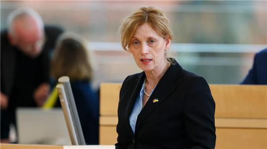 Bildungsministerin Karin Prien (CDU) verteidigte die geplanten Verwaltungsgebühren.