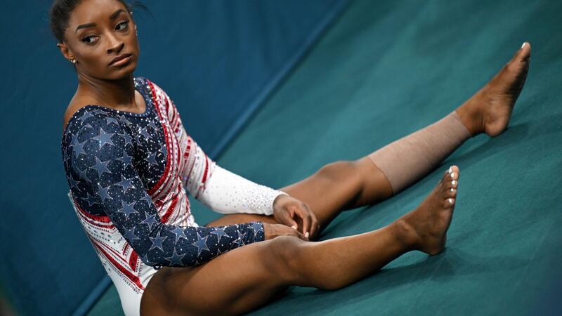 Team-Gold: Turnstar Biles begeistert bei fünftem Olympiasieg Biles‘ linke Wade ist bandagiert.