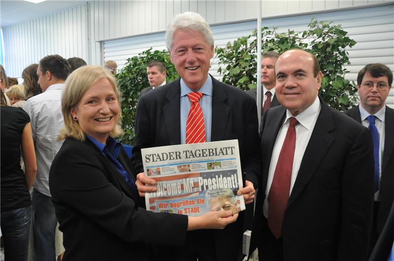 Bill Clinton mit dem TAGEBLATT. Eingerahmt wird der Ex-US-Präsident von Redakteurin Sabine Lohmann und AOS-Eigners Victor Dahdaleh.