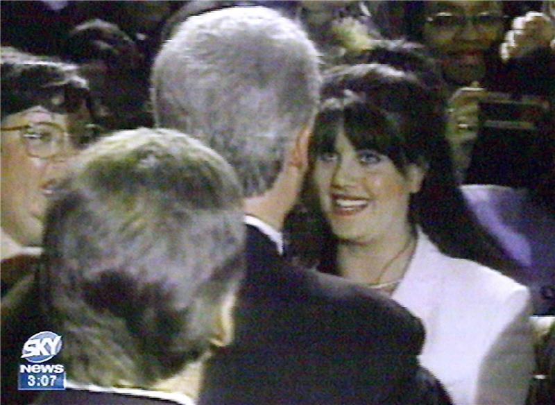 Bill Clinton und Monica Lewinsky blicken sich in die Augen.