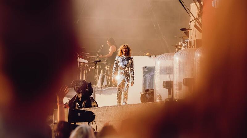 Tokio Hotel beim Deichbrand 2024: So erlebte die Band das Festival Bill Kaulitz in glänzendem Outfit während seiner Show auf dem Deichbrand-Festival 2024. Nur eines von zahlreichen Outfits, die während der Show noch folgen sollten.