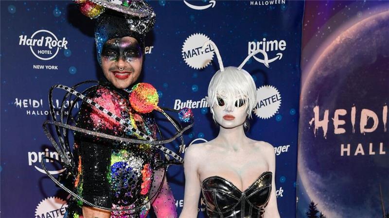 Bill Kaulitz (l) als „Universum“ und Leni Klum besuchen die Halloween-Party von Heidi Klum.