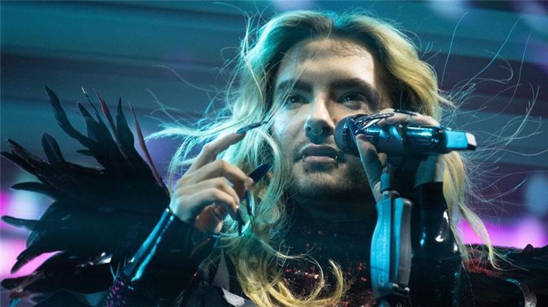 Bill Kaulitz steht beim Tourauftakt der Band Tokio Hotel in der MHP Arena auf der Bühne.