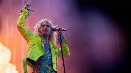 Bill Kaulitz und seine Band-Kollegen von Tokio Hotel gehen bei ihrem Deichbrand-Auftritt von der Bühne. Foto: Arnd Hartmann