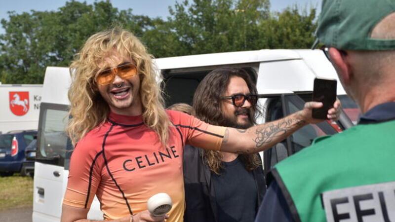 Tokio Hotel beim Deichbrand 2024: So erlebte die Band das Festival Bill Kaulitz zeigt sich beim Deichbrand am Freitagnachmittag gut gelaunt.