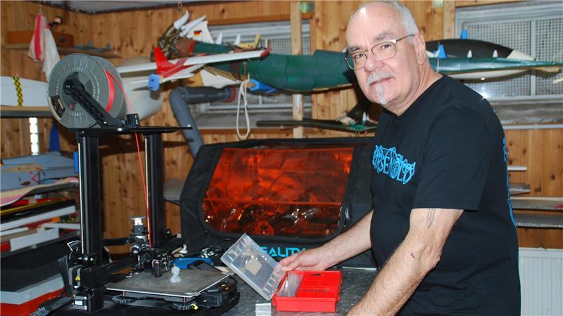 Bill Kleinbrahm in seinem Hobbykeller mit Laserschneider und 3D-Drucker.