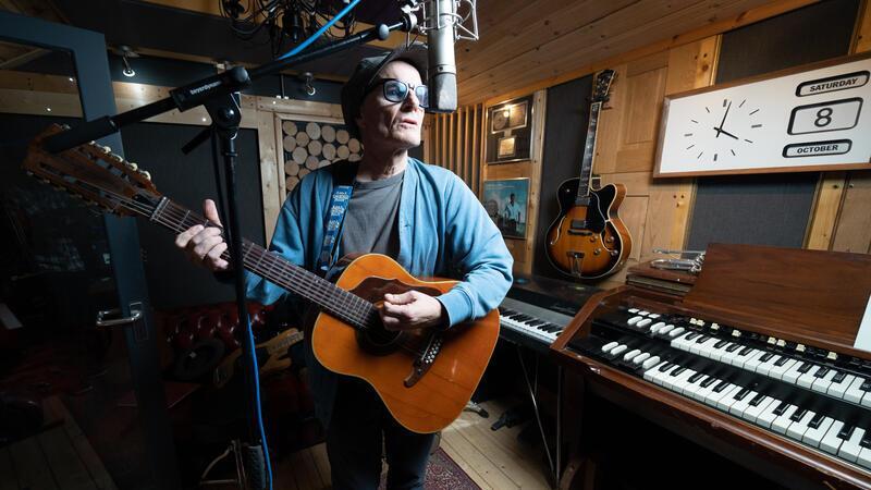 Hanse Song Festival in Stade: Line-up komplett, Vorverkauf beginnt Bill Pritchard bringt seinen Singer-Songwriter-Sound auf die Bühne.