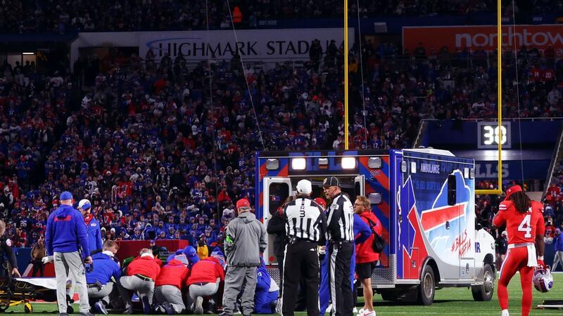 Bills-Profi Harris mit Krankenwagen vom Platz gefahren Bill-Profi Damien Harris wird noch auf dem Platz erstversorgt.
