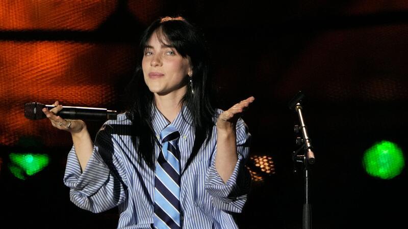 Billie Eilish hat in den deutschen Charts die Nase vorn.