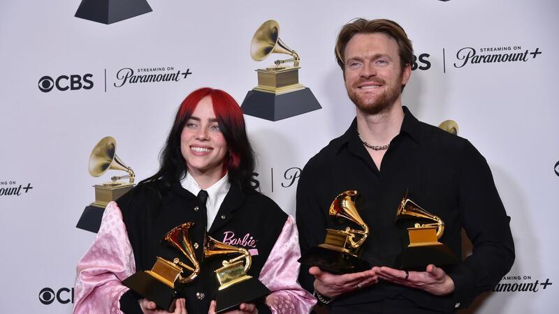 Taylor Swift schreibt mit viertem Album Grammy-Geschichte Billie Eilish zusammen mit Finneas. „What Was I Made For?“ wurde als bestes Liedes des Jahres ausgezeichnet.