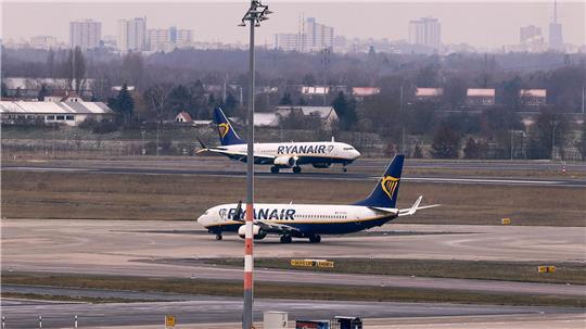 Billigflieger Ryanair: Hohe Kosten erwartet nach Milliardengewinn. (Archivbild)
