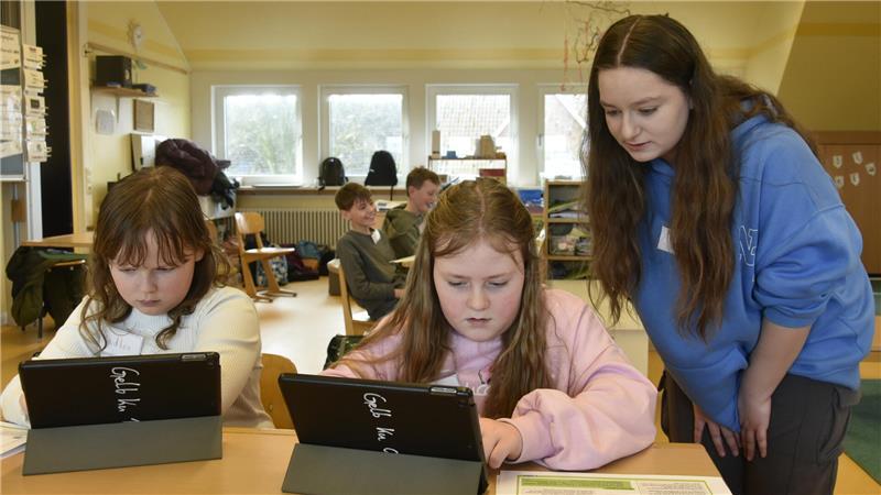 Bindi (rechts) hilft Taja bei der Programmierung.