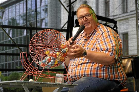 „Bingo-Bär“ Michael Thürnau moderiert die Schlagerparty. Foto: GZ-Archiv