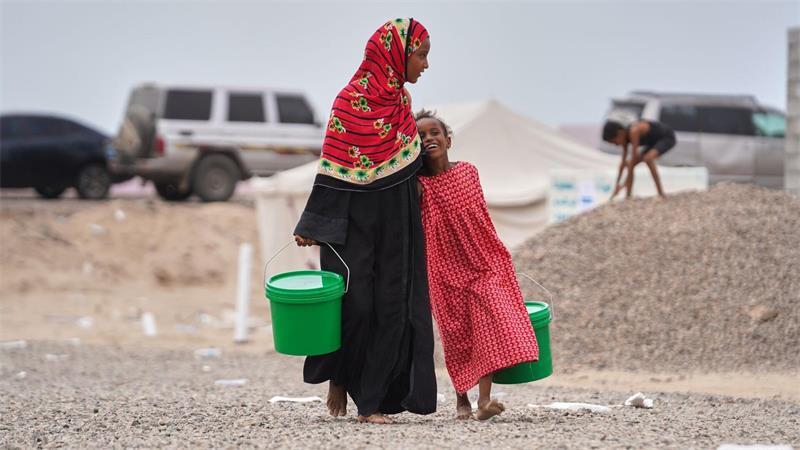 Binnenflüchtlinge im Jemen: Zwei jemenitische Mädchen, die ihre Heimat verlassen mussten, tragen Eimer durch das Lager, in dem sie jetzt leben. 