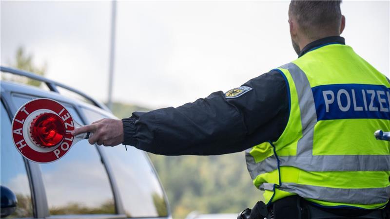 Binnengrenzkontrollen sind im Schengen-Raum eigentlich nicht vorgesehen. Bundesinnenminister Alexander Dobringt (CSU) will daran nach eigener Aussage aber vorerst festhalten. (Archivfoto)