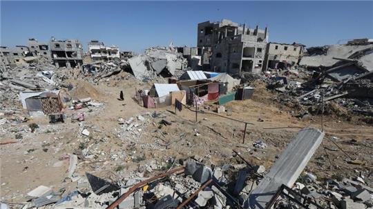 Binnenvertriebene Palästinenser errichteten Zelte auf den Ruinen des Lagers Chan Junis, nachdem die israelische Armee sie aufgefordert hatte, die Stadt Rafah zu räumen.