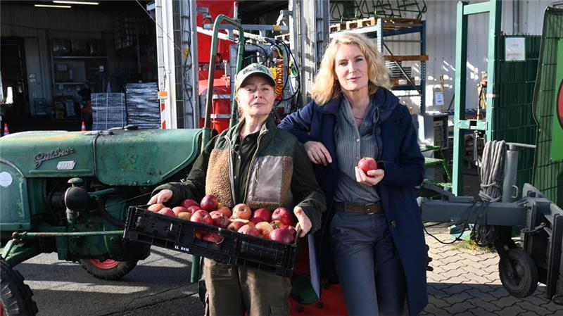 Kopfloses Mordopfer: Maria Furtwängler dreht NDR-Tatort im Alten Land Bio-Bäuerin Marlies alias Lina Wendel und Kommissarin Charlotte Lindholm alias Maria Furtwängler (von links) lieben Äpfel aus dem Alten Land.