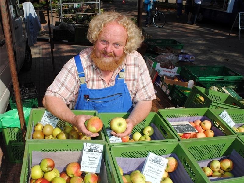 Bio-Obstbauer Eckart Brandt hält Äpfel der Sorten „Biesterfeld Renette“ und „Belumer“ in seinen Händen, die von vielen Apfel-Allergikern vertragen werden . Warum, das soll jetzt ein Forschungsprojekt zeigen. Foto Vasel