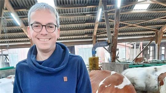 Biolandwirt Moritz Morgenstern im Kuhstall der Hofgemeinschaft Aschhorn in Drochtersen. Seine deutschen Rotbunten sind keine Hochleistungsmilchkühe, aber robust und gehören zu einer alten, regionalen Rinderrasse.
