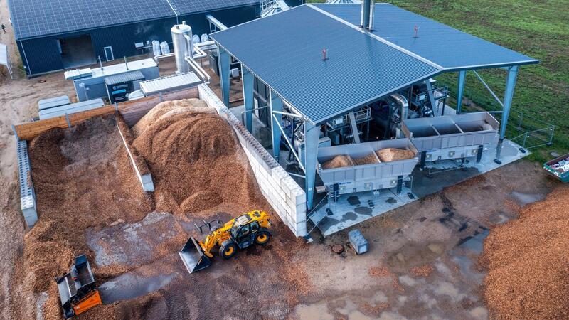 CO2 aus Atmosphäre entziehen: Ist das die Lösung fürs Klima? Biomasse lagert in der Anlage „Carbon Removal Park Baltic Sea“ der Firma Novocarbo in Mecklenburg-Vorpommern und wird hier zu Pflanzenkohle verwandelt.
