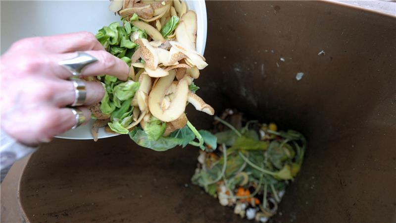 Biomüll sollte ohne Plastiktüte in die Biotonne kommen - selbst wenn es sich um kompostierbare Tüten handelt.
