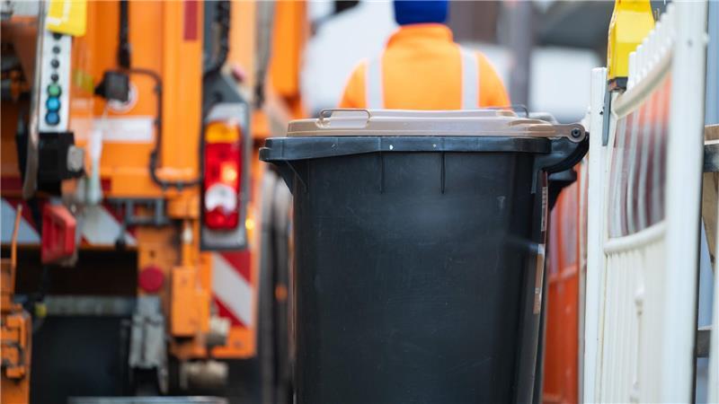 Strengere Regeln: Biomüll darf kaum noch Plastik enthalten Biotonnen sind wichtig, um organisches Material zu sammeln und Kompost herzustellen - aber was, wenn der Inhalt weniger organisch ist als gedacht? (Archivbild)