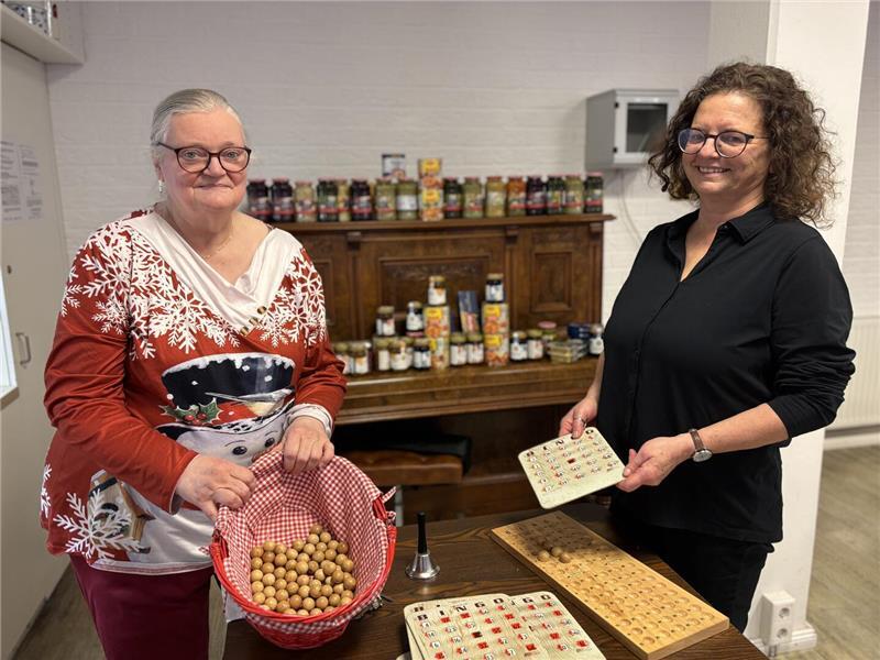 Sie schaukeln und hüpfen durch Stade: Hier blühen Senioren auf Birgit Barackilic (li.) und Christine Boge zeigen das Bingo-Zubehör. Im Hintergrund stehen die Gewinne.