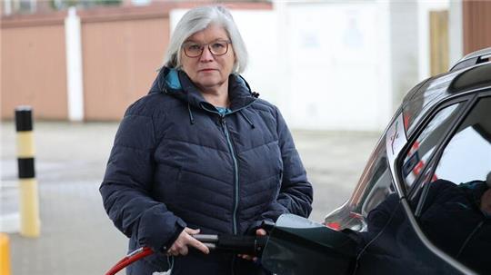 Birgit Buck tankt seit fast vier Jahren CNG-Gas. Anfangs für 99 Cent, heute ist es deutlich teurer. Dass der Preis über die Grenzen Cuxhavens hinaus günstiger ist, macht sie wütend.