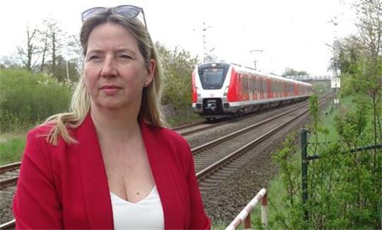 Birgit Butter (CDU) an den Bahngleisen zwischen Neukloster und Horneburg. Sie engagiert sich für einen zuverlässigeren Verkehr auf den Schienen.