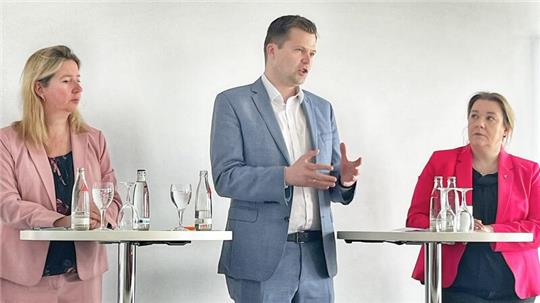 Birgit Butter, Christian Fühner und Melanie Reinecke beim Bildungsgipfel des Kreisverbands der CDU im Havenhostel in Stade.