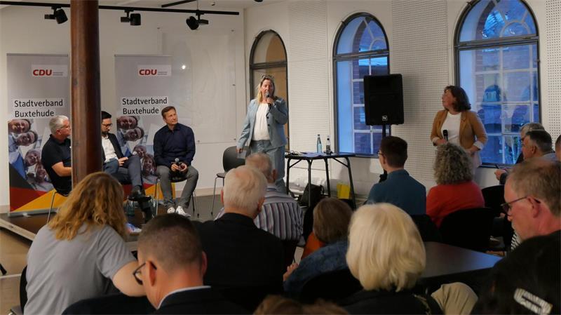 Birgit Butter berichtete in ihrem Schlusswort aus ihrem Alltag als Landtagsabgeordnete. Dort ginge es leider nicht immer um Sachfragen sondern viel mehr um Parteipolitik als auf kommunaler Ebene, kritisierte sie.