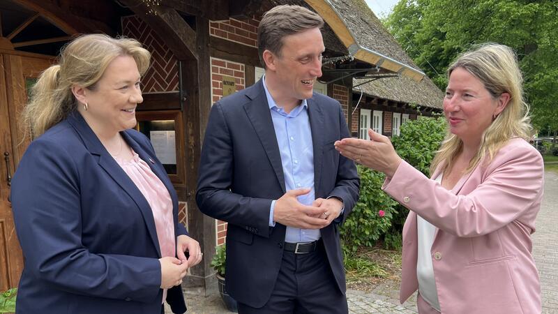 Das ist eine politische Sensation: Birgit Butter aus Buxtehude will in den Bundestag Birgit Butter (rechts) gemeinsam mit Sebastian Lechner - Landes- und Fraktionsvorsitzender der CDU - und Melanie Reinecke, Kreisvorsitzende der CDU und Landtagsabgeordnete.