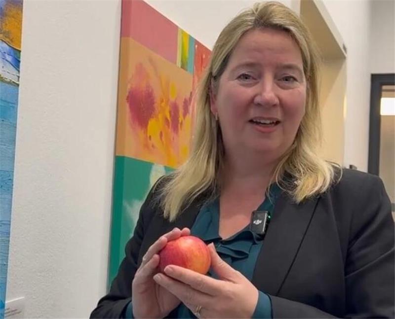 Birgit Butter wirbt in Hannover für Altländer Obst.