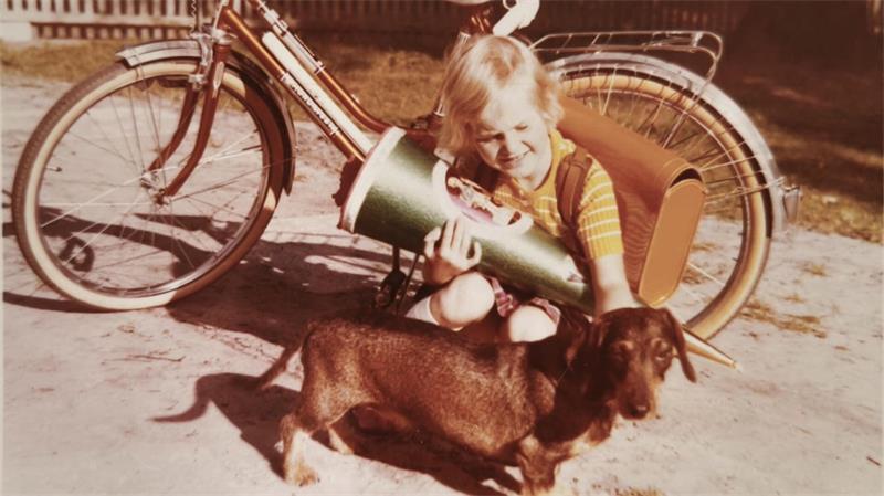 Einschulung: Bekannte Gesichter aus dem Kreis Stade erinnern sich Birgit Dammann-Tamke mit Dackeldame Sissi am Einschulungstag 1972.