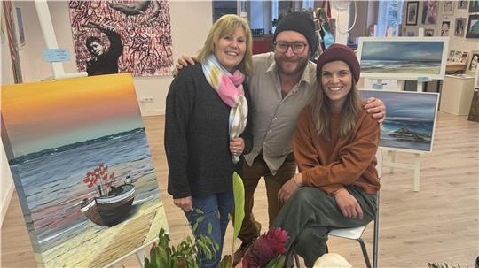 Birgit Kühlke, Michael Jankautzky-Laging und Caro Dörich (von links) sind in den Pop-up-Store in der Hökerstraße eingezogen.