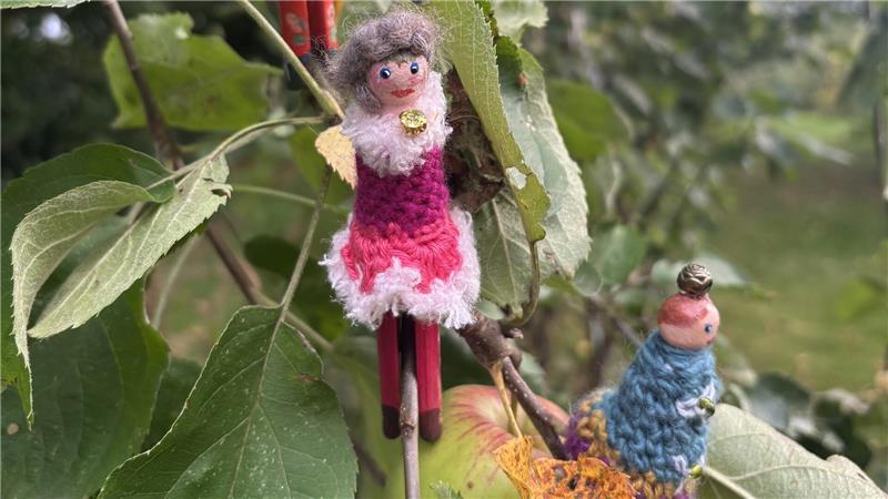 Birgit Lemmermann malt, häkelt, dichtet und handwerkelt. Diese kleinen selbstgemachten Puppen zieren die Apfelbäume in ihrem Garten.