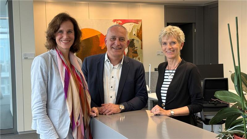 Siemens-Gesamtbetriebsrat: Bäumler folgt Steinborn an Spitze Birgit Steinborn (r) legt ihr Mandat als Gesamtbetriebsratsvorsitzende nach elfeinhalb Jahren nieder. Die Siemens-Personalchefin Judith Wiese (l) und der zweite Vorsitzende der IG Metall, Jürgen Kerner würdigten ihre Arbeit. (Archivbild)