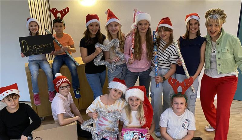 Birgit Steinhart mit den jungen Darstellern ihrer Musicalgruppe