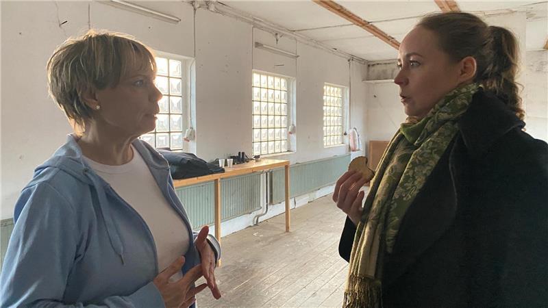 Birgit Steinhart und Fabienne Fahrenholtz besprechen die nächste Szene.